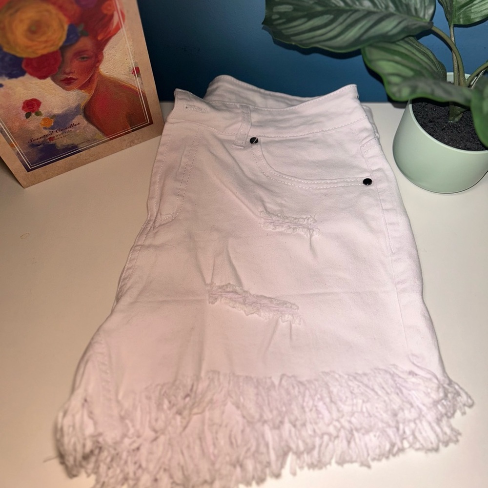 WHITE FRINGED DENIM JEANS